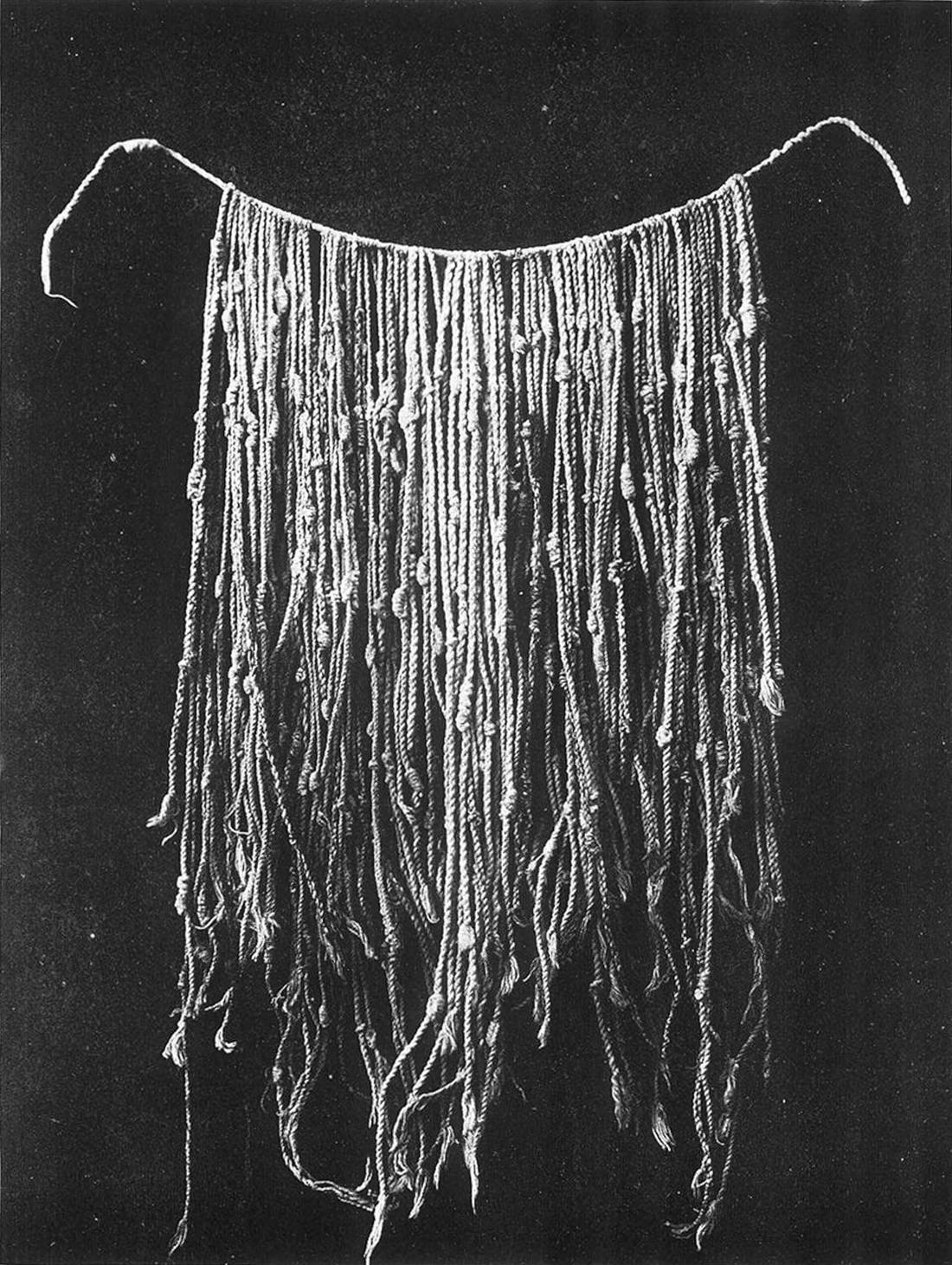 Quipu inca: una cuerda principal de la que cuelgan cuerdas de algodón con nudos.
